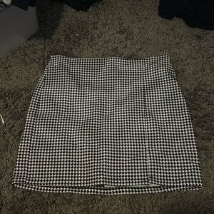 Black as white print skirt, zipper in the back